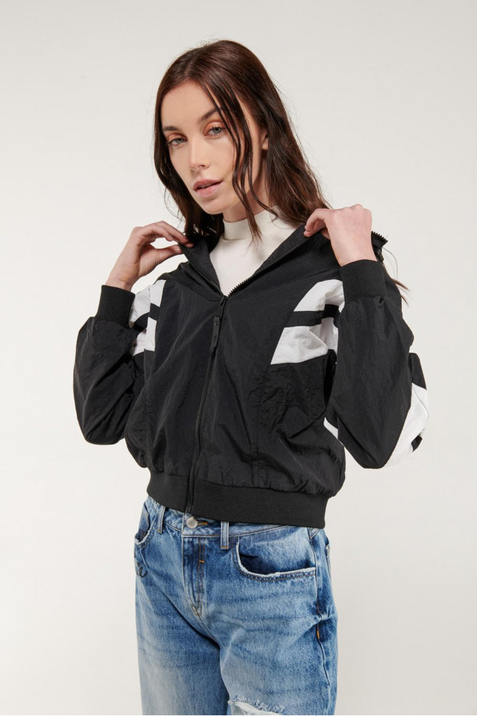 Chaqueta liviana con capota