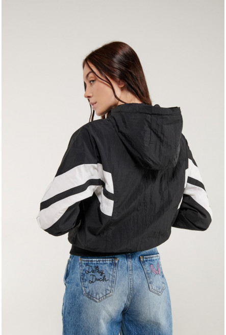 Chaqueta liviana con capota