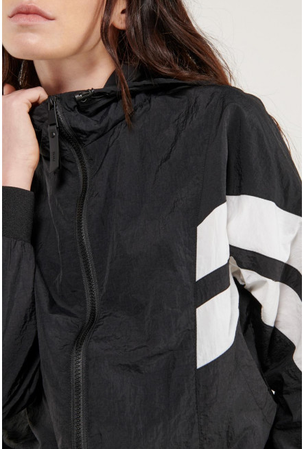 Chaqueta liviana con capota