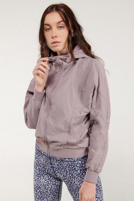 Chaqueta liviana con capota