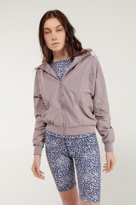 Chaqueta liviana con capota
