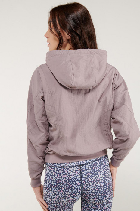 Chaqueta liviana con capota