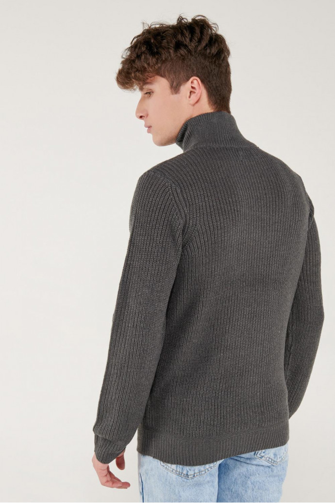 Suéter cuello alto con cremallera