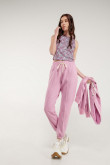 Pantalon jogger, unicolor, con bolsillos en costado.