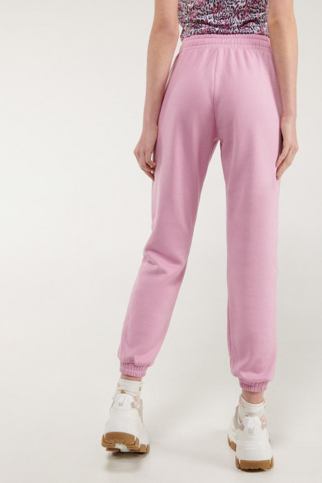 Pantalon jogger, unicolor, con bolsillos en costado.