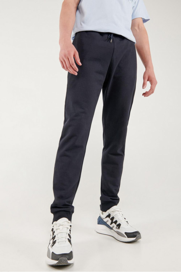 Pantalón jogger azul, con pretina y puños en rib