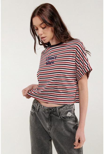 Camiseta de líneas, manga corta, y estampado  en frente.