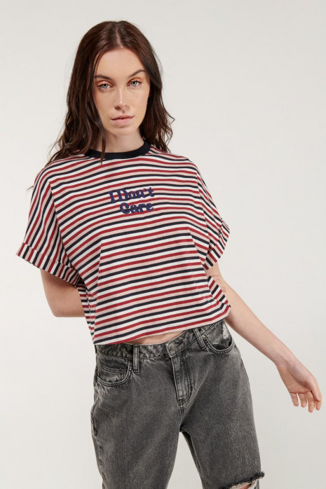Camiseta de líneas, manga corta, y estampado  en frente.