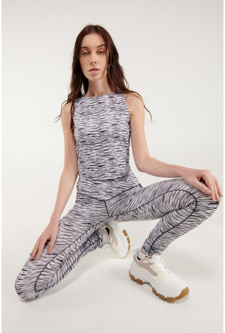 Camiseta Fit, manga sisa, cuello redondo.