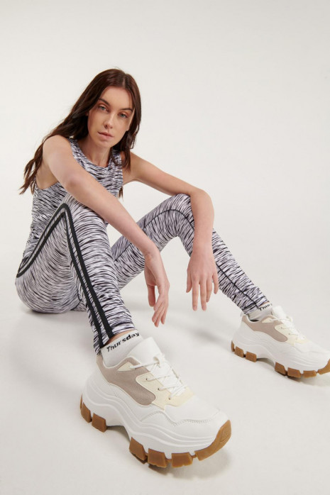 Leggins largos con sesgos laterales, con estampado de animal print.