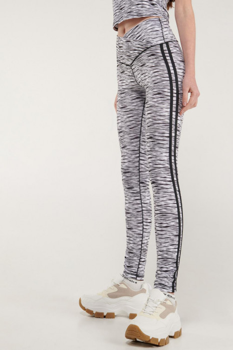 Leggins largos con sesgos laterales, con estampado de animal print.