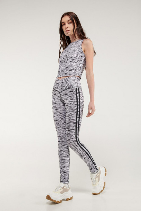 Leggins largos con sesgos laterales, con estampado de animal print.
