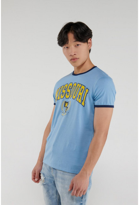 Camiseta, manga corta con cuello y puños en contraste, estampado en frente.
