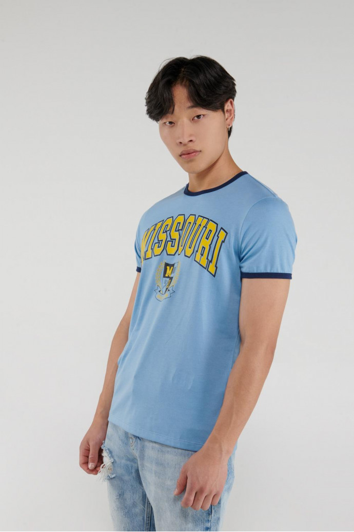 Camiseta, manga corta con cuello y puños en contraste, estampado en frente.