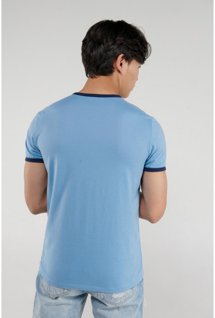 Camiseta, manga corta con cuello y puños en contraste, estampado en frente.