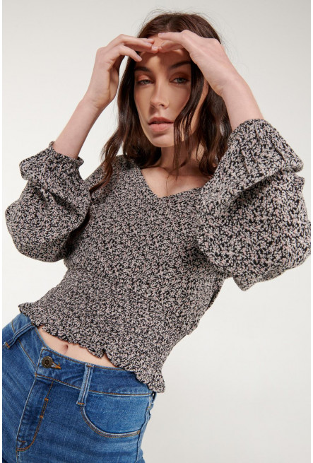 Blusa  en tela fluida, estampada, con encauchado