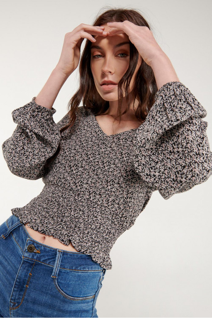 Blusa  en tela fluida, estampada, con encauchado
