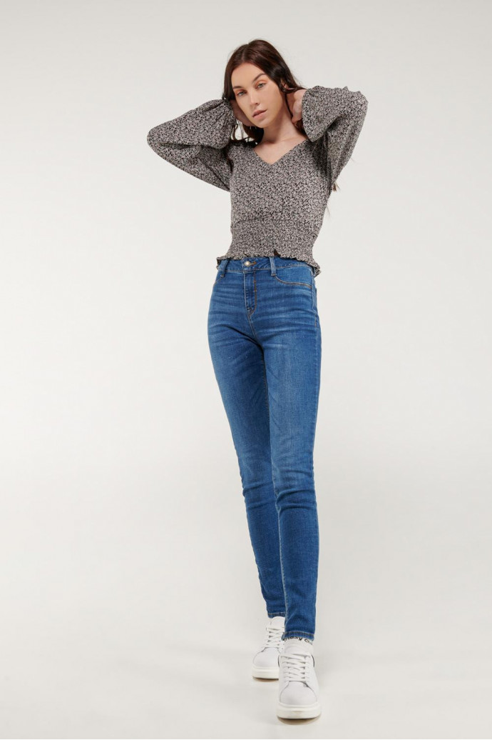 Blusa  en tela fluida, estampada, con encauchado