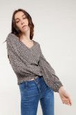 Blusa  en tela fluida, estampada, con encauchado