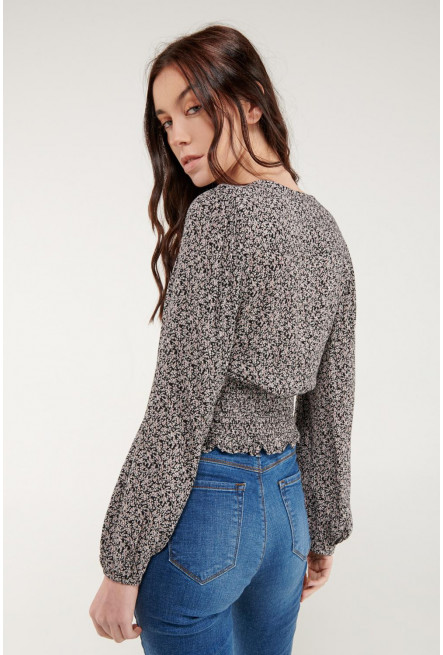 Blusa  en tela fluida, estampada, con encauchado