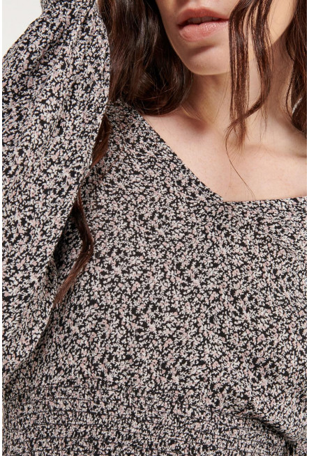 Blusa  en tela fluida, estampada, con encauchado
