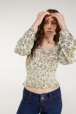 Blusa  en tela fluida, estampada, con encauchado