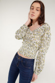 Blusa  en tela fluida, estampada, con encauchado