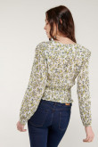 Blusa  en tela fluida, estampada, con encauchado