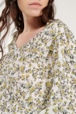 Blusa  en tela fluida, estampada, con encauchado
