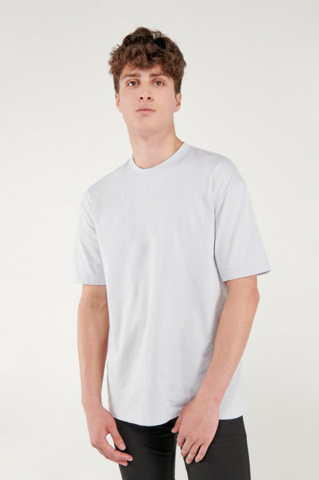 Camiseta básica manga corta unicolor.