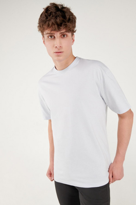 Camiseta básica manga corta unicolor.