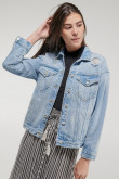 Chaqueta jean rotos.