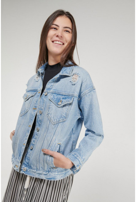 Chaqueta jean rotos.