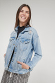Chaqueta jean rotos.