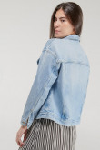 Chaqueta jean rotos.