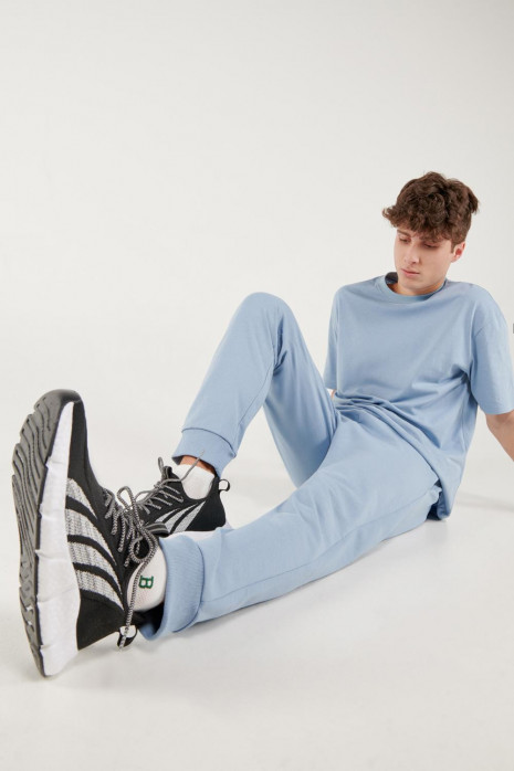 Pantalon jogger con pretina y puños en rib, estampado localizado