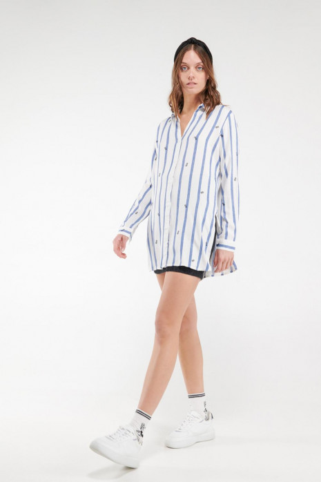 Blusa a rayas, aberturas en costado