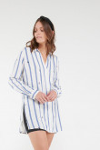 Blusa a rayas, aberturas en costado