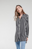 Blusa a rayas, aberturas en costado
