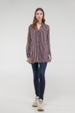 Blusa a rayas, aberturas en costado
