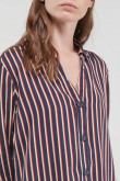 Blusa a rayas, aberturas en costado