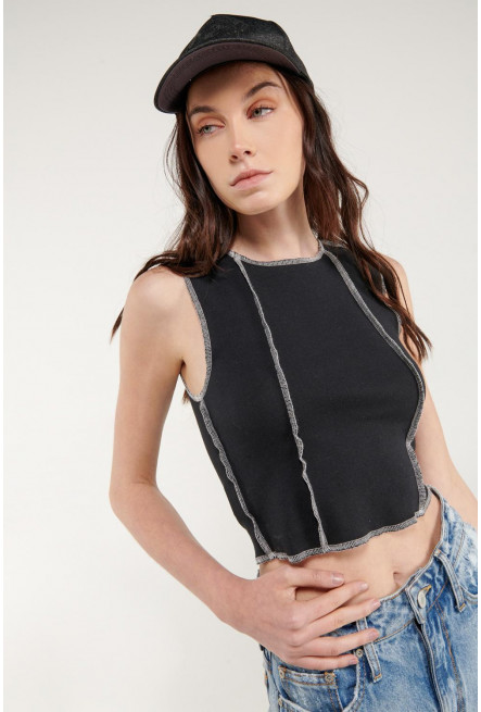 Camiseta, manga sisa, costura en filete a la vista.