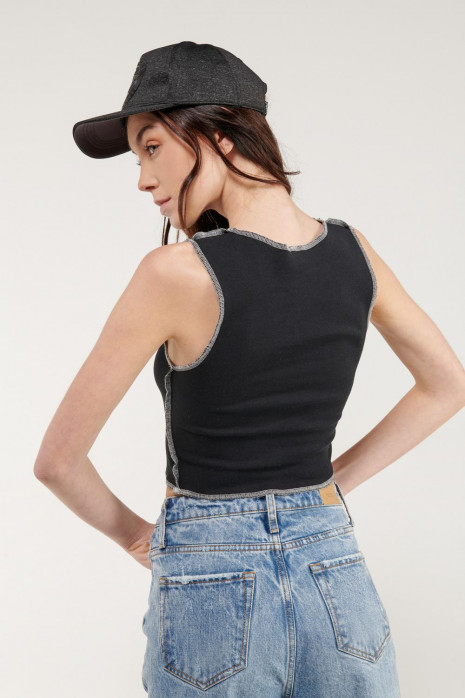 Camiseta, manga sisa, costura en filete a la vista.
