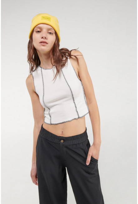 Camiseta, manga sisa, costura en filete a la vista.