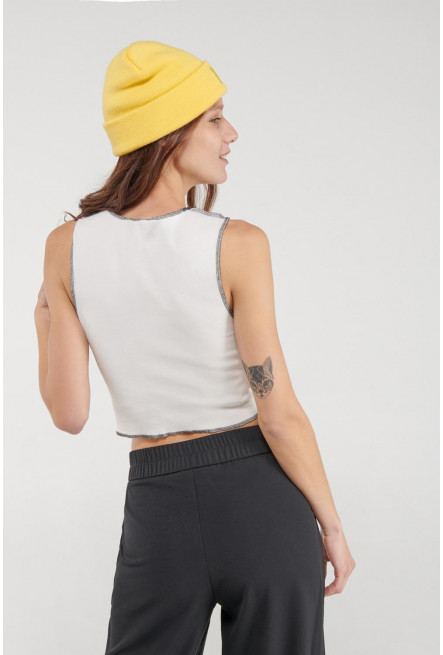 Camiseta, manga sisa, costura en filete a la vista.