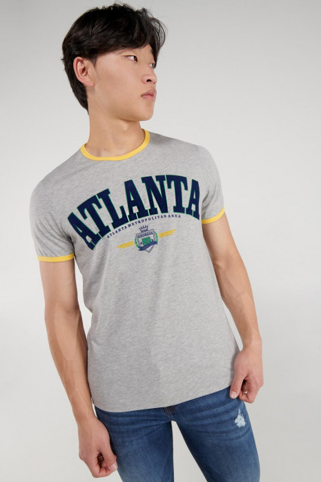 Camiseta, manga corta con cuello y puños en contraste, estampado en frente.