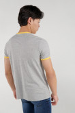 Camiseta, manga corta con cuello y puños en contraste, estampado en frente.