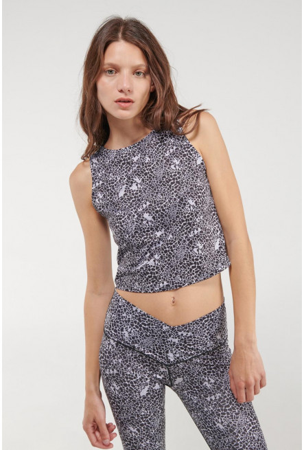 Camiseta Fit, manga sisa, cuello redondo.