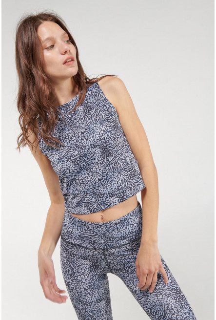 Camiseta Fit, manga sisa, cuello redondo.