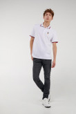 Camiseta Polo, con bordado en frente de Mickey, puños y cuello tejidos.
